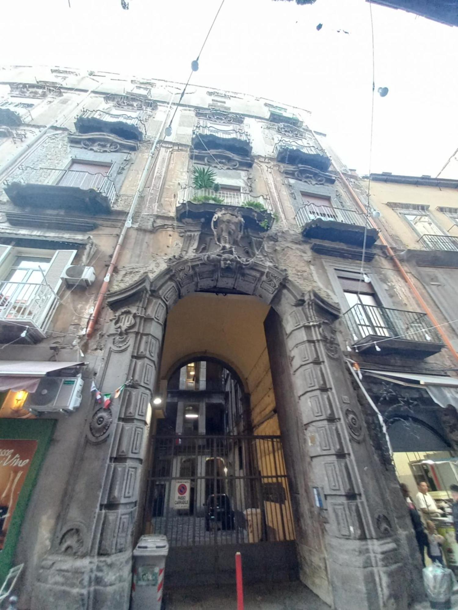 Il Balconcino Ai Tribunali Napels